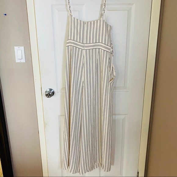 Elegant and Chic jumpsuit - Picture 2 of 9